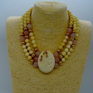 Stunning Costume Jewelry Necklace. Classic piece to accent any outfit.